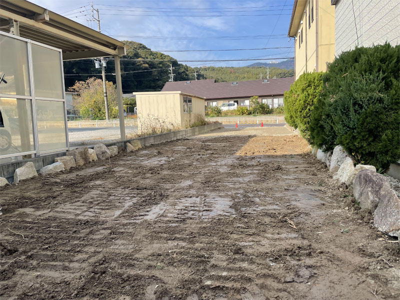 蒲郡市:手入れが行き届かず荒れてしまった駐車場の整備 蒲郡市:手入れが行き届かず荒れてしまった駐車場の整備