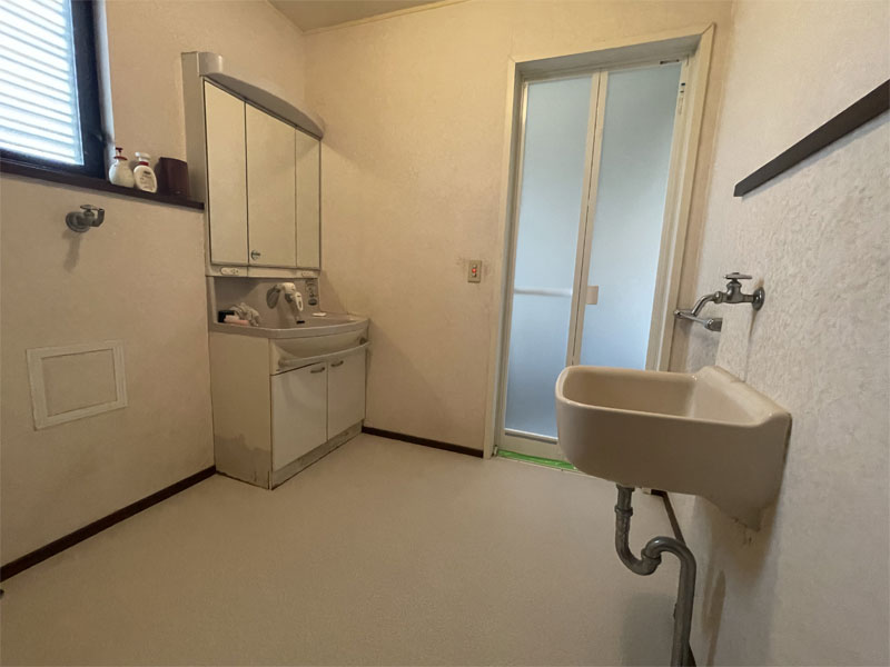西尾市：洗面所の床リフォームと暖房機の設置で快適な空間へ