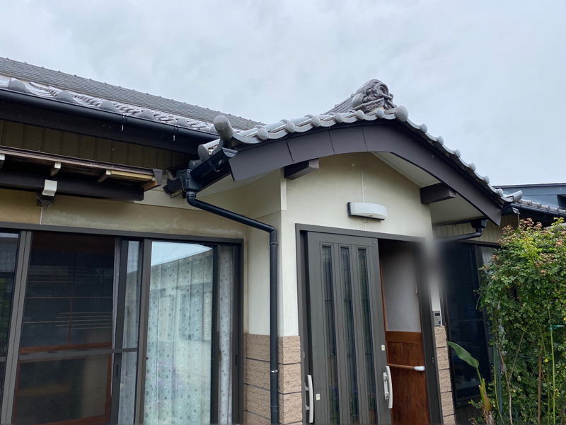 西尾市:谷樋交換、庇リフォームで雨漏り改善 見た目もスッキリ 西尾市:谷樋交換、庇リフォームで雨漏り改善 見た目もスッキリ