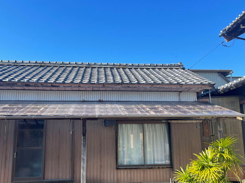 西尾市:経年劣化で破損したテラス屋根 丈夫なポリカ波板に 西尾市:経年劣化で破損したテラス屋根 丈夫なポリカ波板に