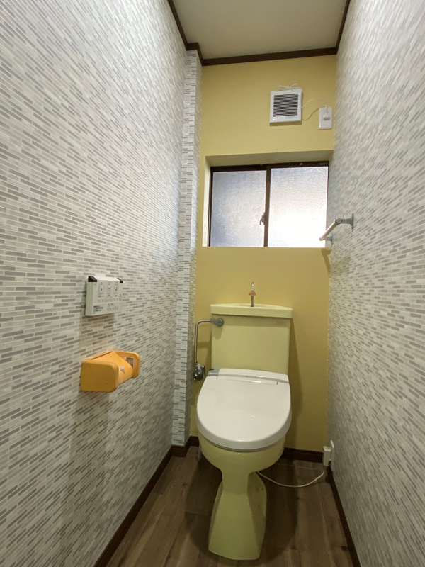 西尾市：アクセントクロスでおしゃれなトイレに安心リフォーム