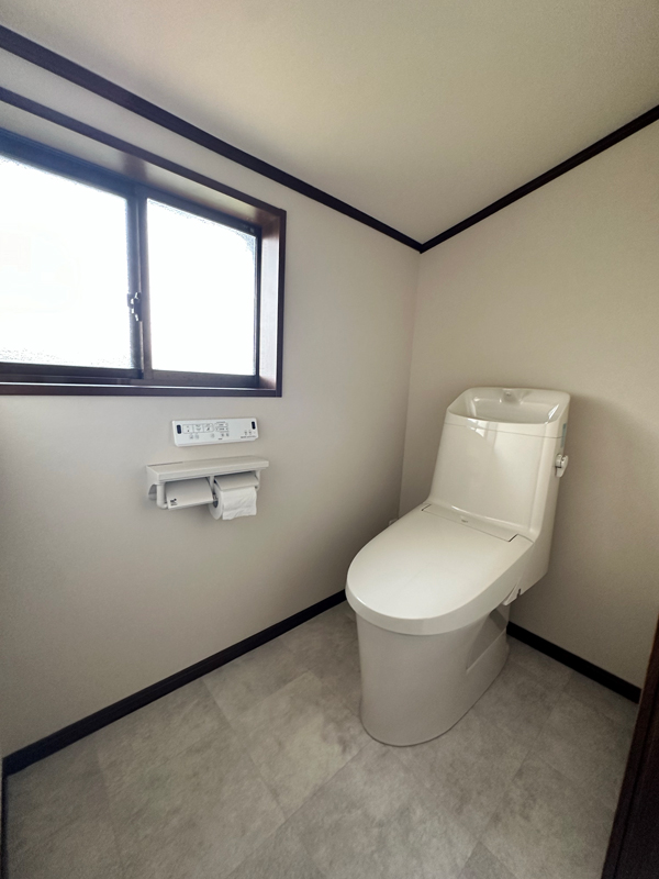 安城市:タイル張りのトイレが明るく快適なスペースに 安城市:タイル張りのトイレが明るく快適なスペースに