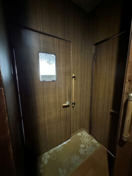 洗面所とトイレの入り口（施工前）