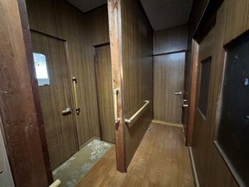 洗面所とトイレの入り口（施工前）