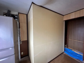 物置部屋側　クロス下地施工／施工完了　物置部屋側からの景色