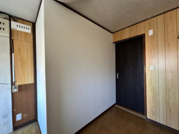 物置部屋側　クロス下地施工／施工完了　物置部屋側からの景色