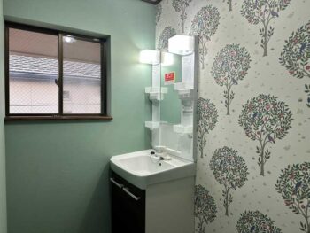 西尾市:元トイレ・洗面所をリフォーム!アクセントクロスで叶える夢のメイクルーム 西尾市:元トイレ・洗面所をリフォーム!アクセントクロスで叶える夢のメイクルーム