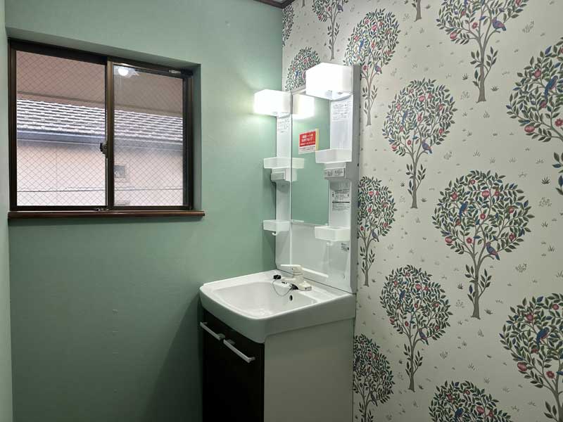 西尾市：トイレ・洗面所をリフォーム！アクセントクロスで叶える夢のメイクルーム