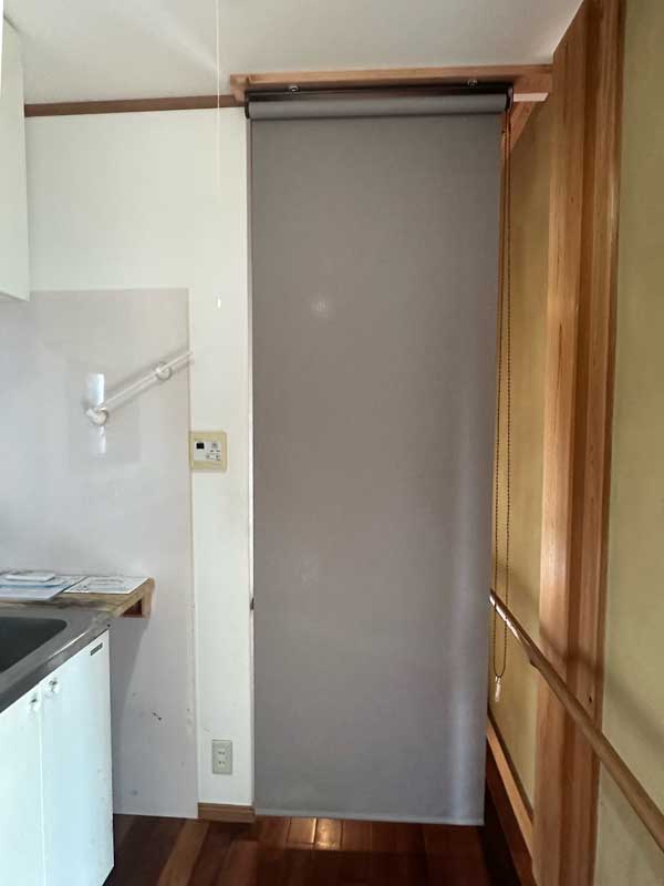 西尾市：玄関からの視線をスマートに解消！1日で叶うロールスクリーン間仕切り