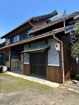 【岡崎市】玄関の腰壁木材張り替えリフォーム