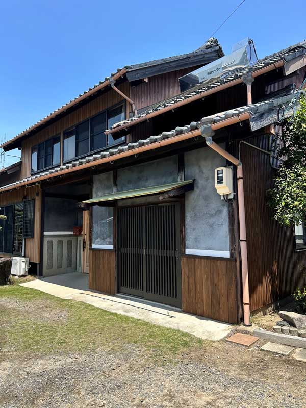 【岡崎市】玄関の腰壁木材張り替えリフォーム